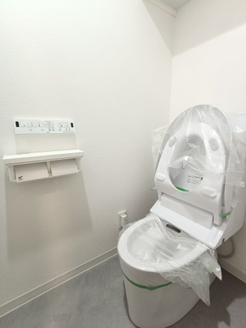 【トイレ】　シンプルで清潔感のあるトイレ空間です。