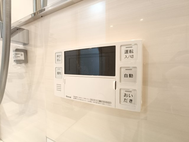 【給湯パネル】　追い焚き機能付きで、いつでも温かいお風呂を楽しめます。