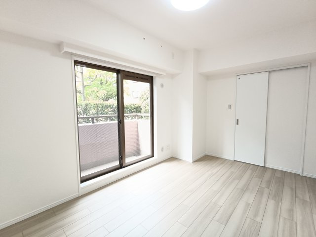 【洋室1　約7.6帖】　落ち着いた雰囲気の洋室。寝室や子ども部屋など、幅広くお使いいただけます。