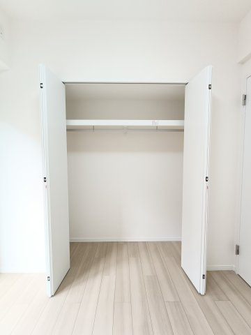【洋室2　収納】　各部屋に収納を備え、衣類や荷物もすっきり整理できます。