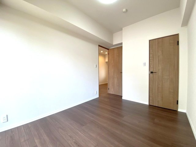 洋室5.0帖　間取り図左下の部屋　リビングに隣接した使い勝手の良い洋室。収納クローゼットを備えており、お子様のお部屋としてはもちろん、リモートワーク部屋にも最適です。