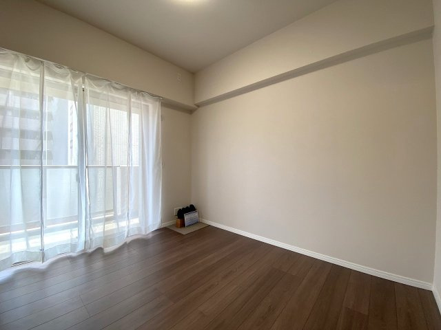 洋室5.6帖　間取り図右下の部屋　衣類や荷物をすっきりしまえるウォークインクローゼット（WIC）を完備。独立性が高く、広さも十分なため快適なプライベート空間になります。