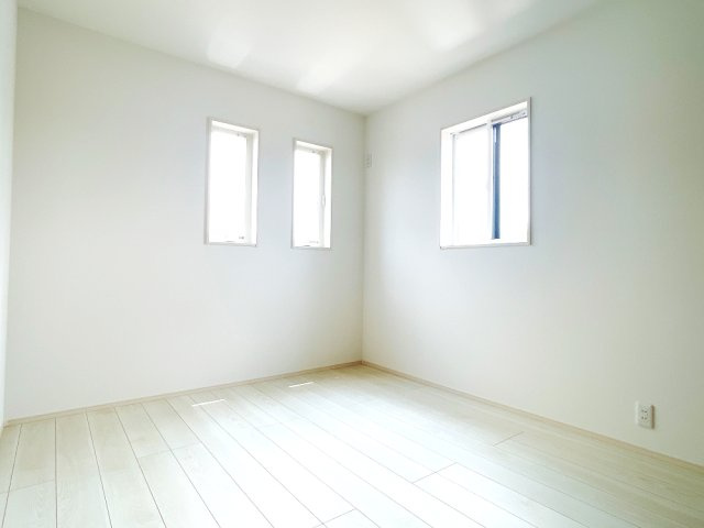 南羽生2丁目8（全3区画）1号棟　洋室：2面採光で1人でゆったり過ごす時間を明るく照らしてくれます。空気の通り道も作ってくれるため、気持ちのいい風が入ってきますね♪