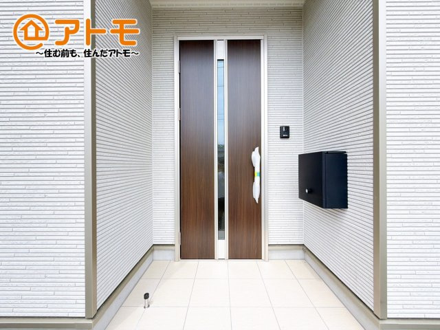 落ち着いた色合いの玄関はダブルロックで防犯性に優れた仕様になっています♪