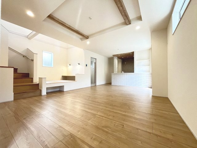 施工例。リビングです。施工例は完成時と異なる場合があります。