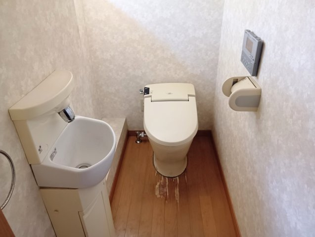来客時にも配慮された独立手洗い付きトイレです！