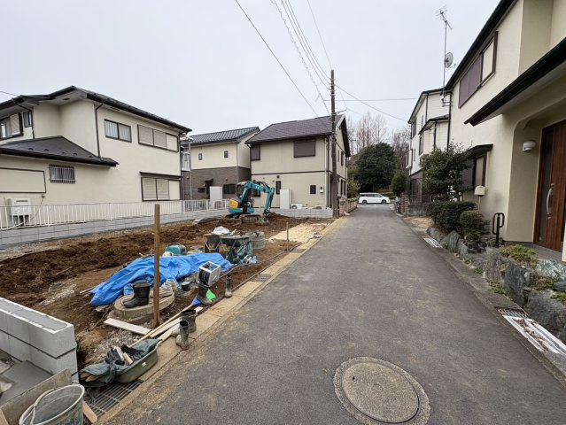 南向きで陽当り良好！広々19.3帖のリビング空間！4LDK・WIC・パントリー・SIC付きで収納豊富な間取りです！並列駐車2台可(車種による)！