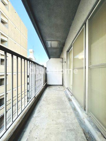 【バルコニー】幅もあって、奥行きもあるゆとりのバルコニー。洗濯物を干したり乾かしたりだけでなく、ただ出てみるだけでも気持ちいいですよ。