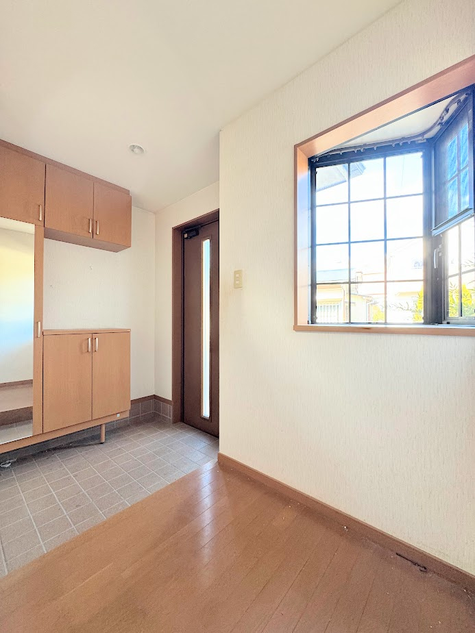 ◆光の渦が溢れた明るい玄関ホール。「おかえり」と「ただいま」が交差するお家の顔とも言える場所は爽やかで心地良い空間となっています。