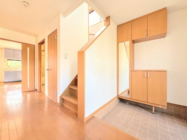 ◆明るい玄関です！散らかりやすい玄関もスッキリする大容量のシューズボックス付き。