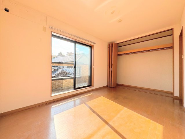 ◆気持ちの良い風が室内へ入り込む居室。家具を配置しても広々ご利用いただける快適空間。