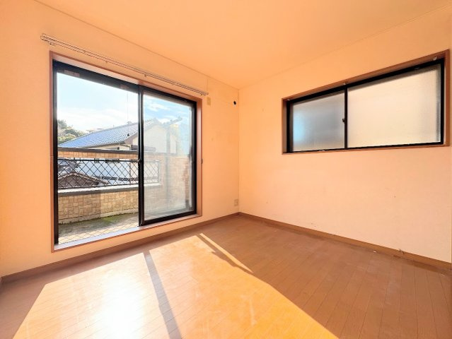 ◆室内はいつも明るい印象なので気持ちの良い朝を迎えられます。各部屋にはクローゼットを完備しており、収納が多いお家はすっきりして快適空間です。