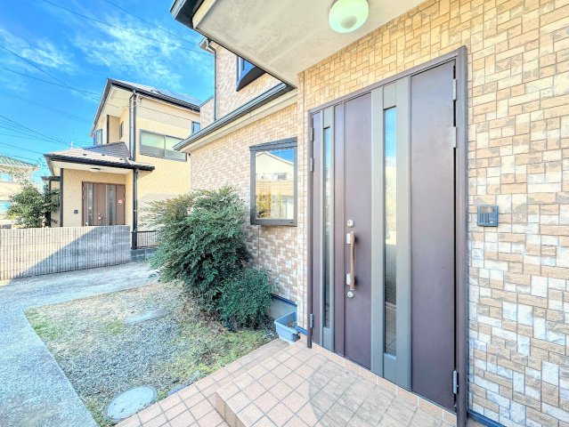 ◆堂々たる趣ながら、主張し過ぎずどこか余裕を感じさせるシャープなフォルムで佇む邸宅は、晴天の空と照らし合わせる事で、本来あるべき完成形の姿を見せてくれます。