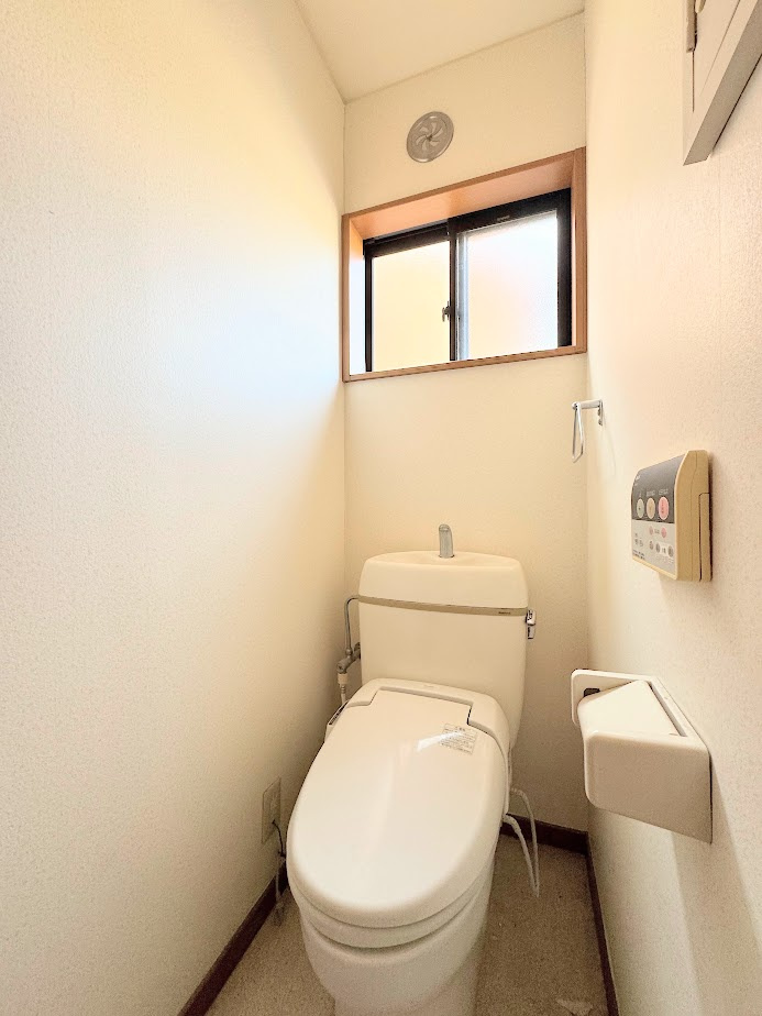 ◆清潔感のある白を基調とした落ち着ける空間。小窓をもうけていますので、こもりやすい空気の入れ替えも簡単に行えますね！