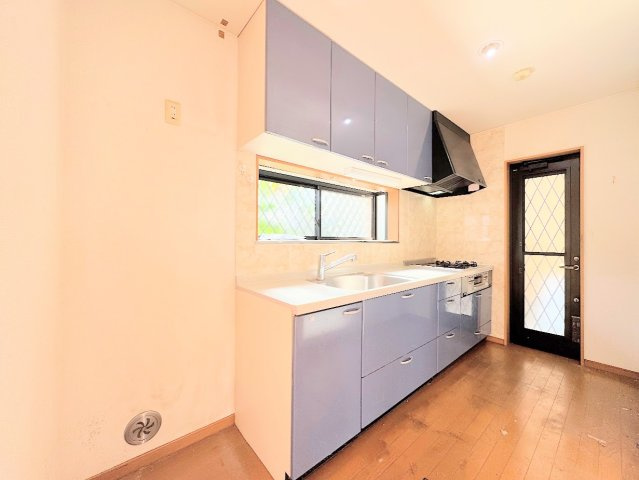 ◆キッチンからダイニングやリビングが見渡せるキッチン。料理をしながら家族とコミュニケーションをとれるだけでなく、大きな開放感も得られることができます。