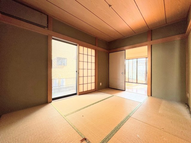 ◆室内はいつも明るい印象なので気持ちの良い朝を迎えられます。各部屋にはクローゼットを完備しており、収納が多いお家はすっきりして快適空間です。