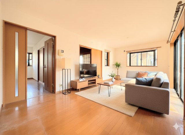 ◆リビングは一日中太陽の光が射し込みます。家族が集まる空間は、自然と笑顔が溢れます！(家具はイメージです)