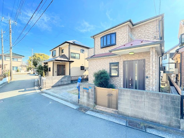 ◆爽やかな青空の下に贅沢なほどに降り注ぐ陽光、豊かな居住性と、クオリティが見事に調和した住空間は、住まうことの喜びを感じさせてくれます。ゆとりある広い敷地で開放的なお住まいです。