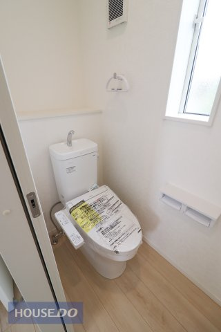 【トイレ】温水洗浄暖房便座付き。窓付きのトイレスペース。換気環境も良好です。