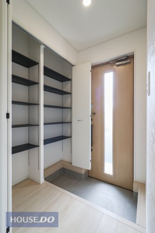 【玄関】ゆったりと明るい玄関がご家族や来客をお出迎え。機能的な大型シューズボックスは長物もしっかりと収納できます。