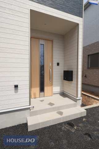 【エントランス】ゆったりとした玄関。奥行きのあるポーチで雨の日も安心です。