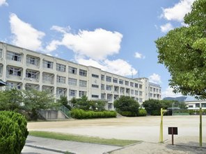 高槻市立日吉台小学校（徒歩約17分）