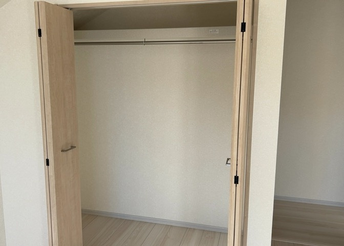 デザイン性を重視しすぎて収納が少なかった！なんてことにならないため、事前に現地で収納の数を確認しておくことをお勧めします。クローゼット以外にも床下収納や屋根裏収納、パントリーなどもチェックしましょう。