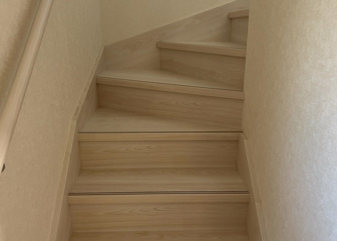建物の上下階の通路である階段は、その位置によって動線や室内の印象が大きく左右されます。手摺にも重要な役割があり、転倒の防止・歩行や動作を円滑にして日常生活を支えることを主な目的として設置されています。