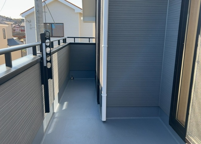 バルコニーは、室外の専用スペースのうち、「屋根がなく開放された空間」であるものを指します。ベランダより広いタイプのものが多く、日当たりもよいため家庭菜園などを楽しみたい人にとって適した環境となります。