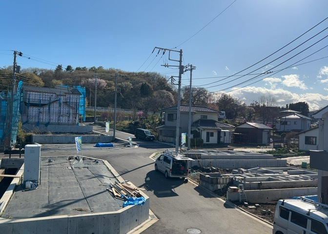 眺望を気にして物件を探す場合、前面に建物が建っていないか現地で確認しましょう！前面に建物があると景色はもちろん、日当たりや風通しにも影響が出てきます。住んだ時のことを想像しながら現地見学をしましょう。