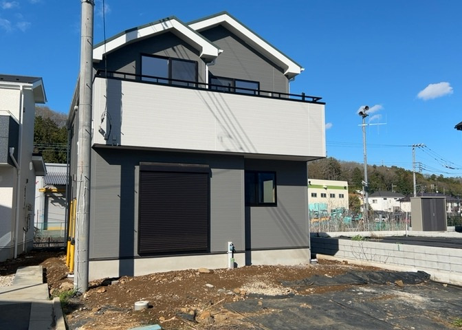 ついに完成致しました！現地をご見学に行く際は、道路の幅や周辺の交通量、施設などをご確認頂くことをおすすめします！物件の流れが早いため、内見をしたい方はお早めに当社営業までお問い合わせ頂きご予約下さい！