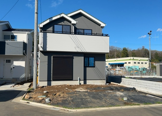 住宅用の土地では前面道路に2m以上接していなければならないと法律で定められています。しかし、お持ちの車のサイズやライフスタイルなどにより、2mでは利便が悪い場合もございますので、事前に確認しましょう。