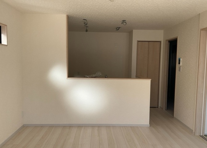 ダイニングは、食事や家族の団らんスペースとしてだけではなく、ほかの用途としても使用することができます。ダイニングテーブルを置き、食事のためのスペースを作ることでリビングとの差別化を図ることができます。