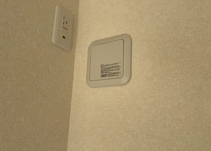 1日中建物内の換気が行われるように設計された仕組みです。気密性の高い住宅は、家に籠った空気でシックハウス症候群になる可能性がありますが、24時間換気システムであれば計画的な換気で対策が可能です。
