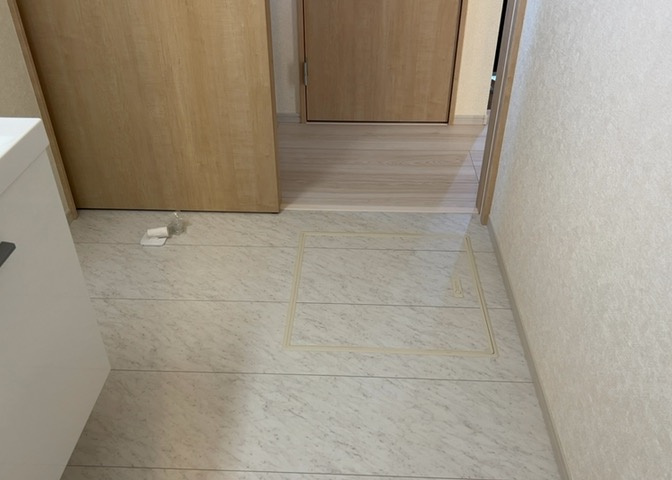 多くの戸建て住宅で見かける洗面脱衣所は、洗面台と洗濯機が2畳ほどのスペースに並べられていて、洗面所が脱衣所を兼ね備えている間取りが一般的です。お客様が利用することもある、パブリックな空間でもあります。