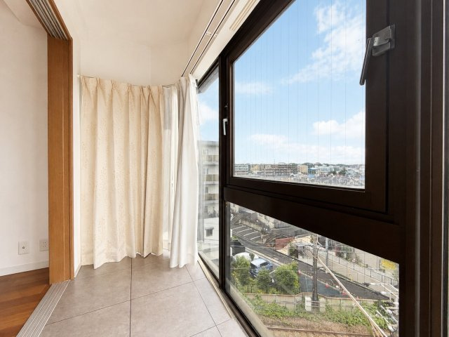 ◆洗濯物干しやくつろぎ空間としてサンルームがあります。【写真加工済】