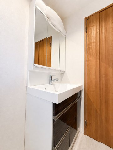 ◆毎日使う場所だから、機能的で使いやすさに配慮したパウダールーム。すっきりと使えるように収納も豊富にご用意しています。【写真加工済】