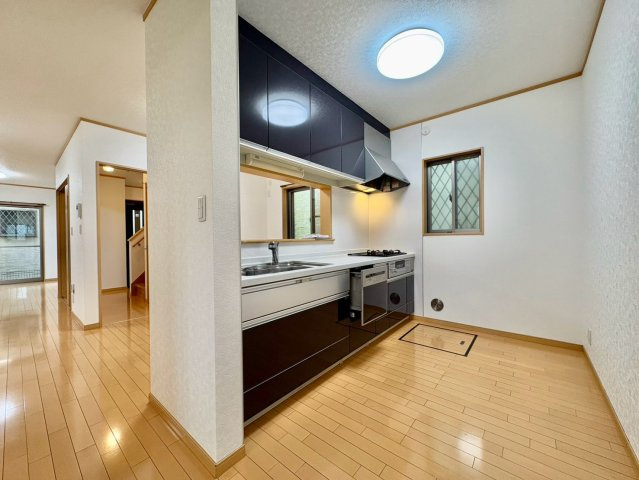収納豊富なキッチンで、調理器具や食品も整理しやすく便利です