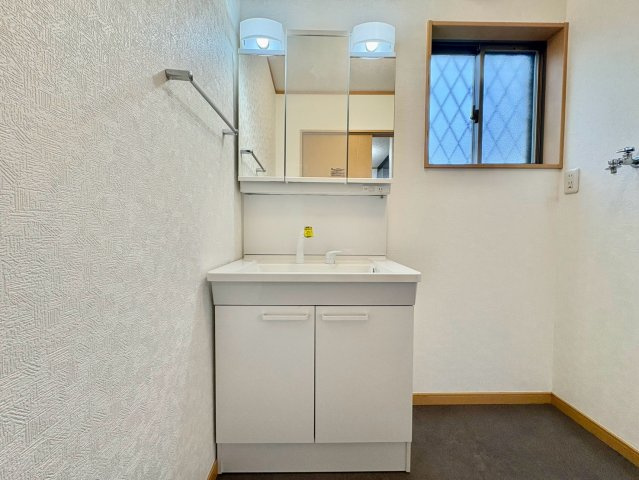 身支度に便利な三面鏡タイプの洗面化粧台