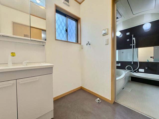 家族みんなが快適に使える洗面所です