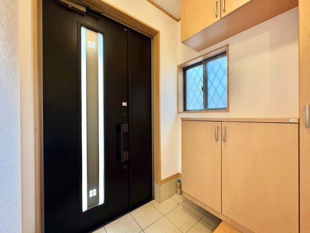 玄関まわりをすっきり保てる収納スペース付き