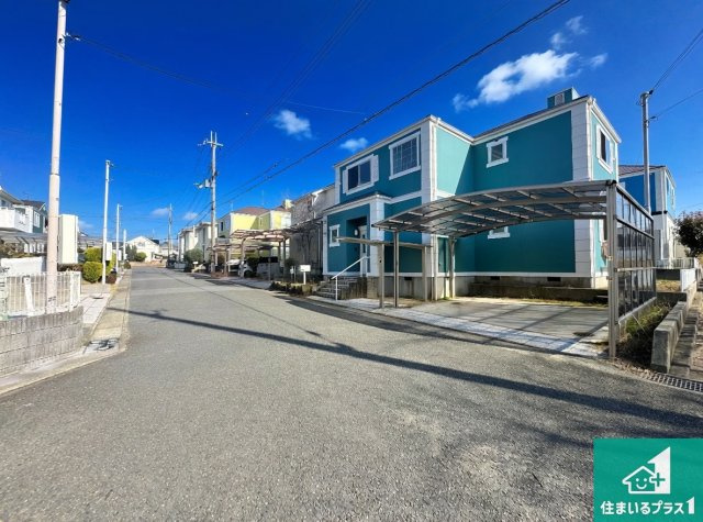 周辺は閑静な住宅街！前面道路広々で車の出し入れも便利です。駐車が苦手な方でも安心して車庫入れできます！