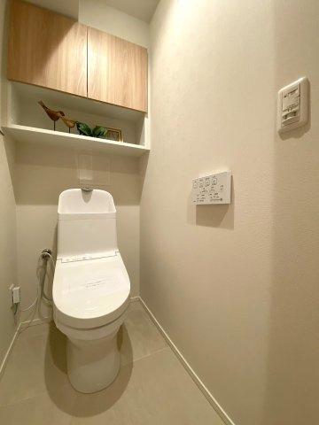 清潔感あふれる温水洗浄便座付きトイレへと新規交換を完了しています。毎日使う場所だからこそ衛生面にも配慮されており、居心地の良いプライベートな空間を提供します。