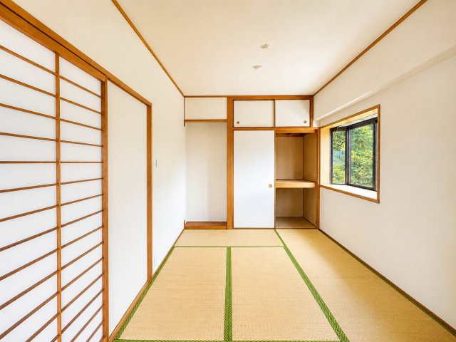 落ち着いた雰囲気の6帖の和室です。畳の香りが心地よく、くつろぎの時間をゆったり過ごせる空間です。押入と天袋付きで収納力もあり、来客用や寝室としても、使いやすい造りとなっています。