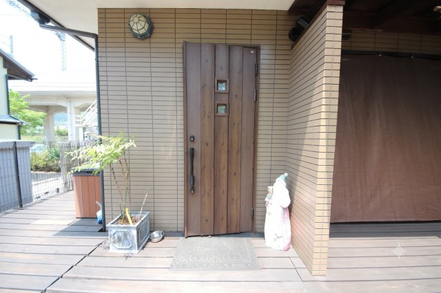 2026年7月撮影、建物玄関、AIで荷物を消しています