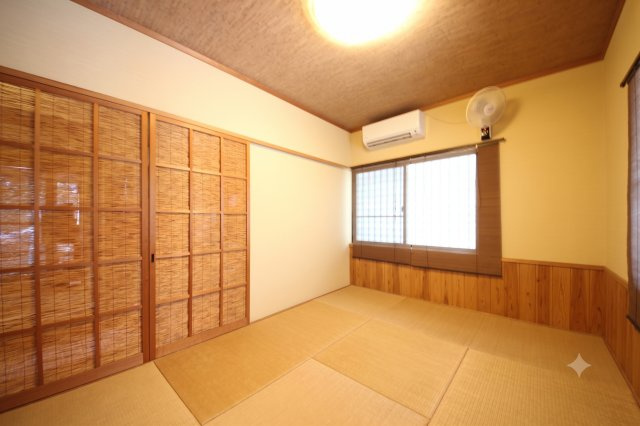 玄関奥和室、別角度、AIで荷物を消しています