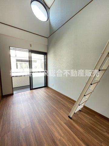 2F　5.0帖。部屋上部にも窓があり開放感のある明るい洋室です！