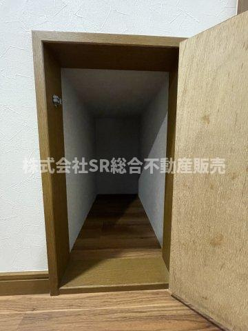 デッドスペースになりがちな階段下にも収納がございます！