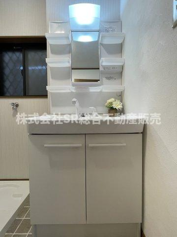 洗面台を新調しております！温水シャワー付で朝の支度も楽々です☆