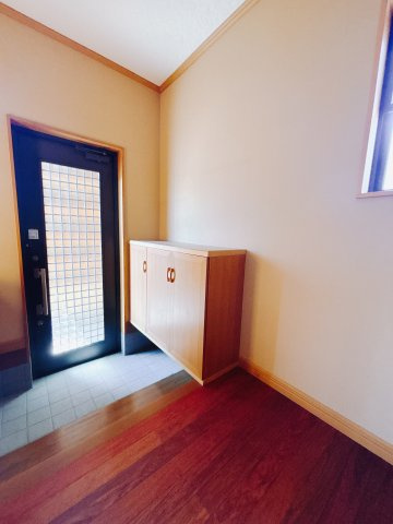 ■玄関｜「玄関から、我が家を心地よく。自然の風や光を感じられる気持ちのいい玄関へ。」永く居心地のいい暮らしを演出する快適性能と安心を両立させたドアを採用しました！